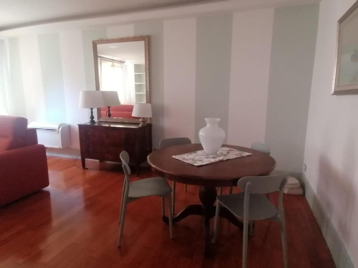 Le Finestre Sugli Ulivi Apartment เดเซนซาโนเดลการ์ดา ภายนอก รูปภาพ
