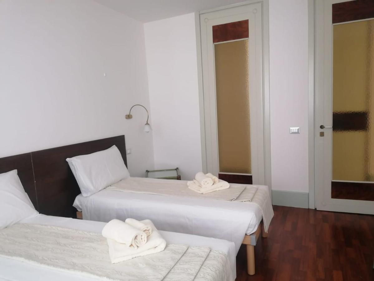 Le Finestre Sugli Ulivi Apartment เดเซนซาโนเดลการ์ดา ภายนอก รูปภาพ
