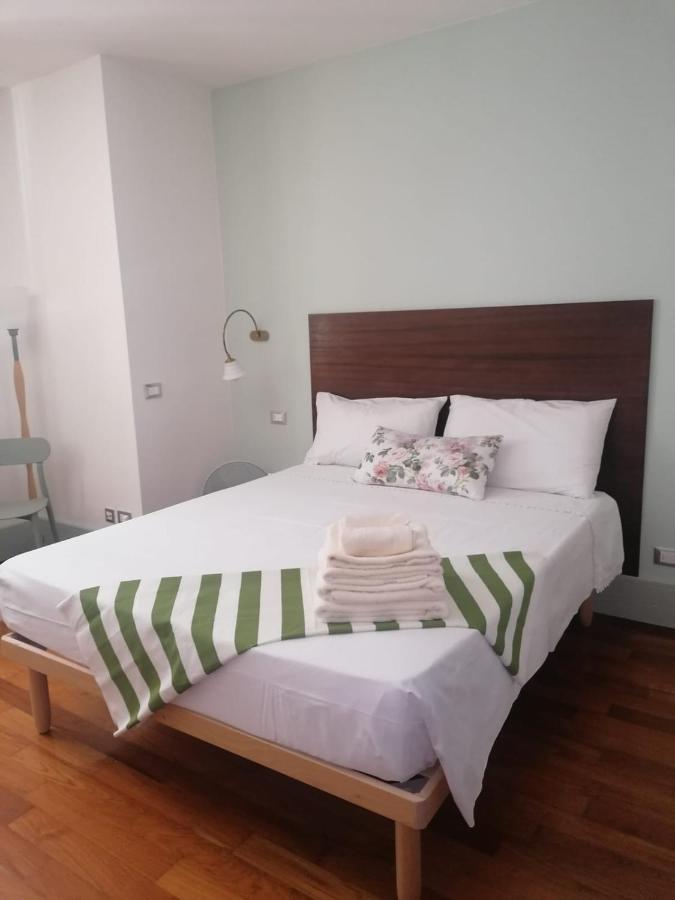 Le Finestre Sugli Ulivi Apartment เดเซนซาโนเดลการ์ดา ภายนอก รูปภาพ
